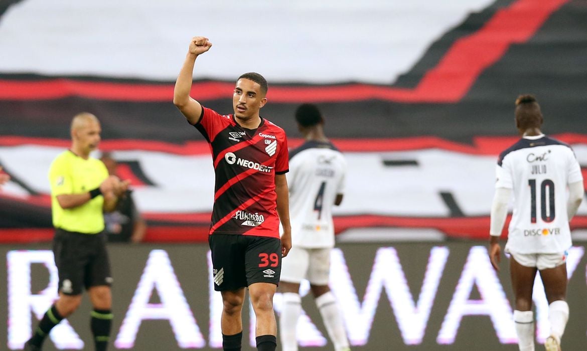 Athletico-PR goleia LDU e se classifica na Sul-Americana - News Rondônia