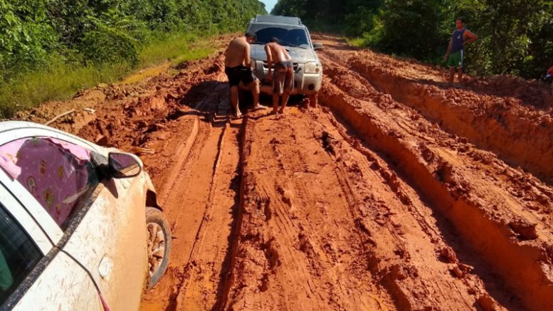 CAMINHONEIROS MOSTRAM TRECHOS COM ATOLEIROS NA RODOVIA BR-319 - News Rondônia