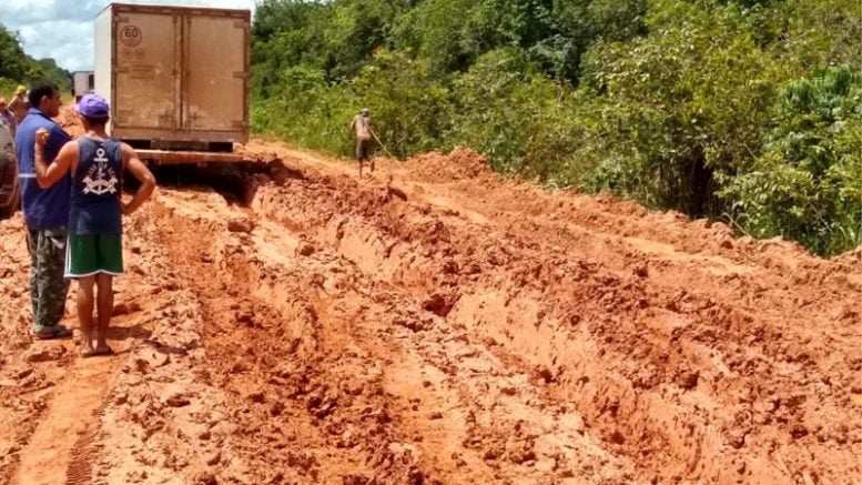 CAMINHONEIROS MOSTRAM TRECHOS COM ATOLEIROS NA RODOVIA BR-319 - News Rondônia