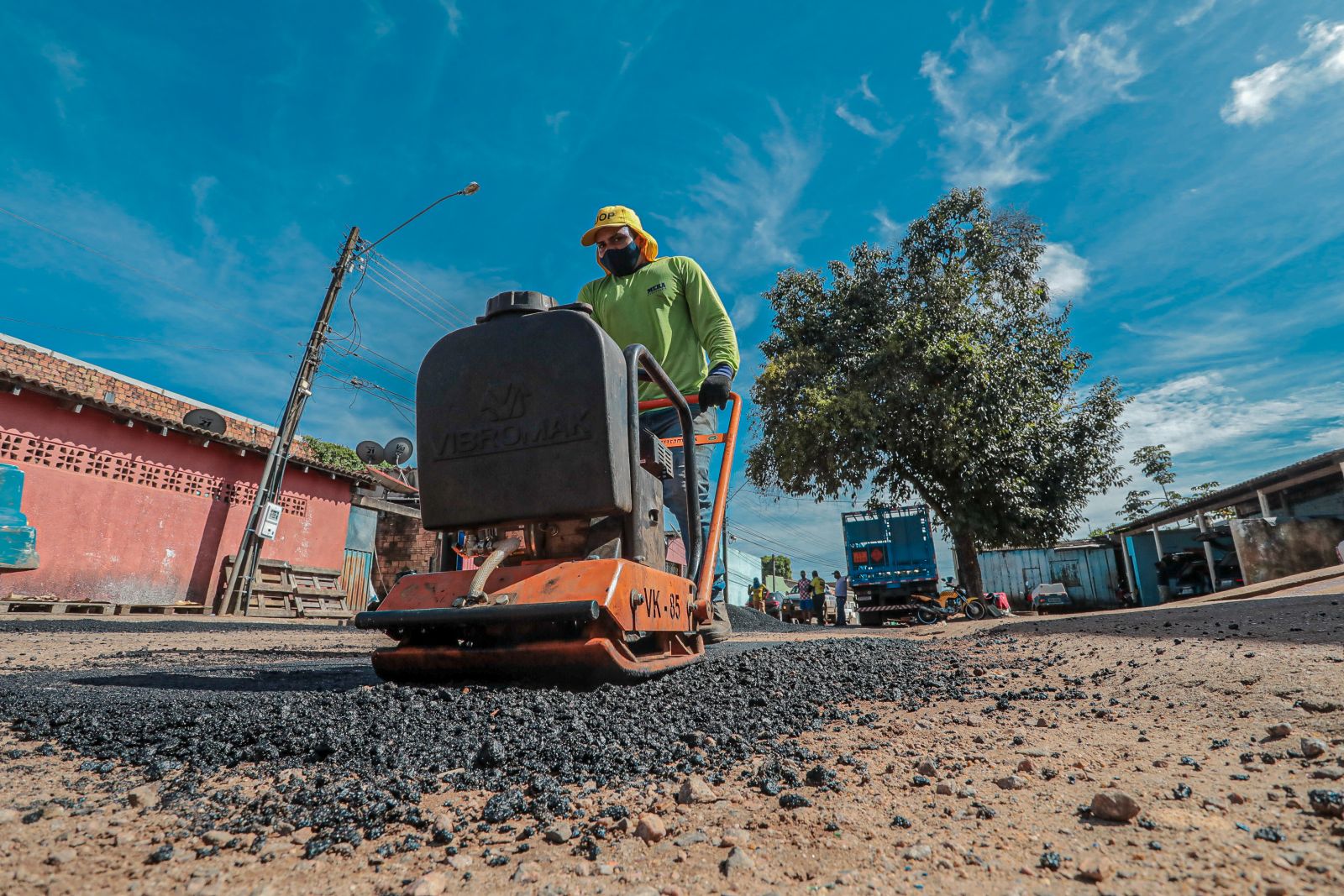 Equipes da Prefeitura fazem serviços estruturantes em dez bairros da cidade - News Rondônia