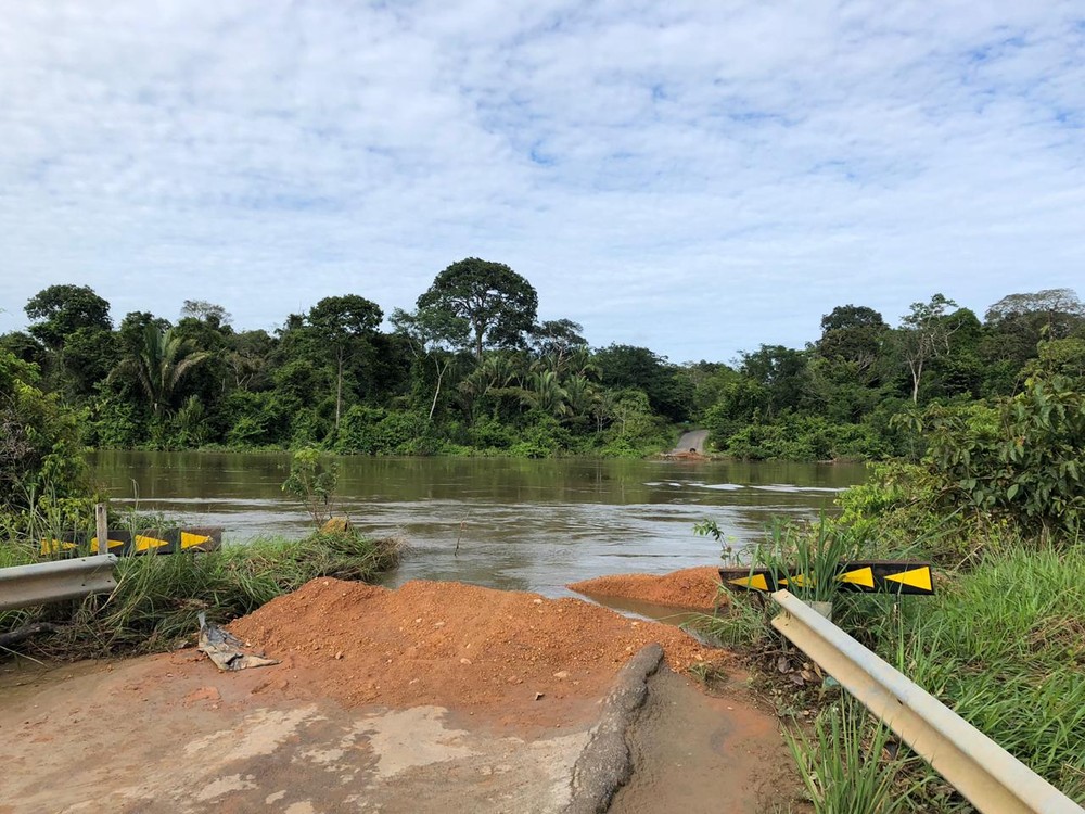 PONTE SOBRE O RIO JAMARI EM ALTO PARAÍSO É ARRASTADA PELA FORÇA DA ÁGUA - News Rondônia