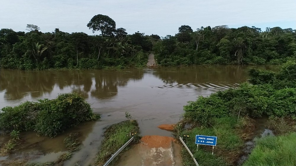 PONTE SOBRE O RIO JAMARI EM ALTO PARAÍSO É ARRASTADA PELA FORÇA DA ÁGUA - News Rondônia