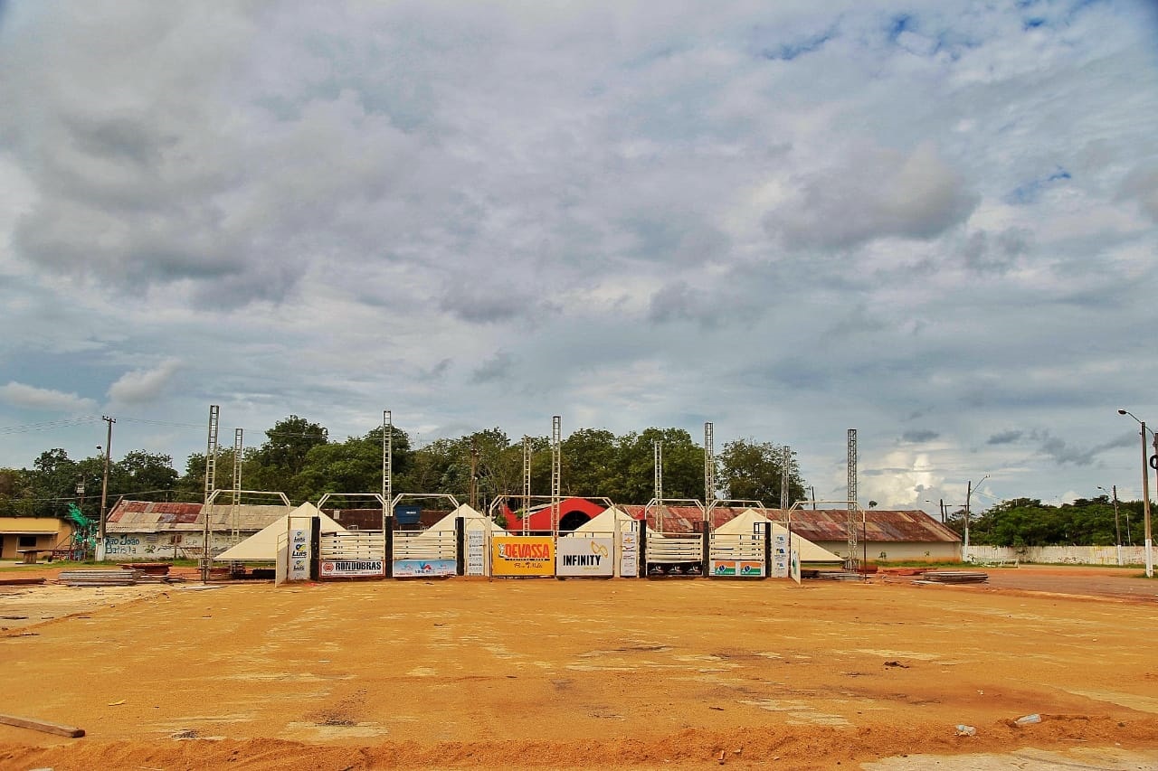 PREFEITURA MELHORA A ILUMINAÇÃO NO PARQUE DOS TANQUES PARA O SHOW DO CANTOR DANIEL - News Rondônia