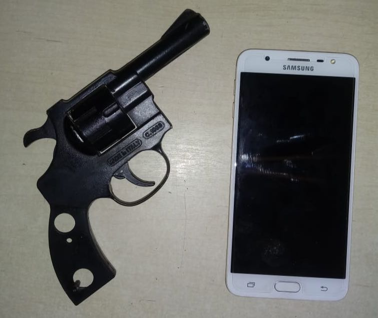 APÓS ROUBO DE CELULAR, SUSPEITOS JOGAM ARMA, MAS ACABAM DETIDOS PELA POLÍCIA - News Rondônia