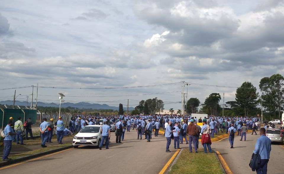FUNCIONÁRIOS DA RENAULT FAZEM PROTESTO APÓS PRESSÃO PARA REDUÇÃO SALARIAL - News Rondônia
