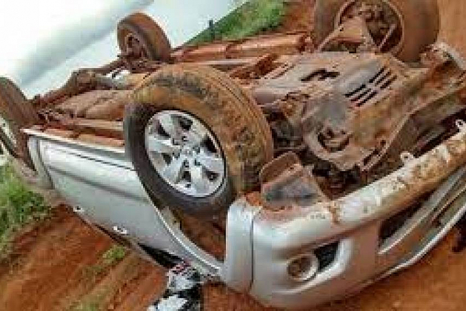 Motorista perde controle e capota picape na área rural de Cerejeiras; duas pessoas ficaram feridas - News Rondônia