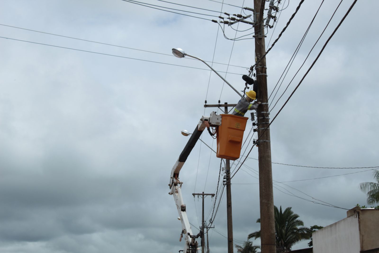 ILUMINAÇÃO - PREFEITURA RECUPERA 71 PONTOS DE LUZ NA ESTRADA DA PENAL - News Rondônia