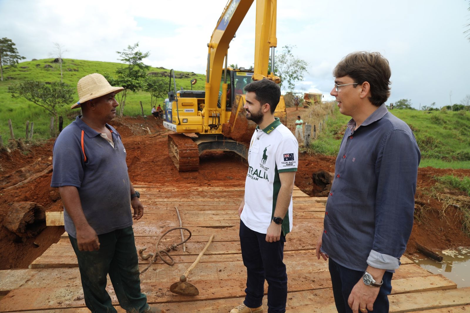 PREFEITO E VICE-PREFEITO ACOMPANHAM A RECUPERAÇÃO DA PONTE DA LINHA 617 EM JARU - News Rondônia