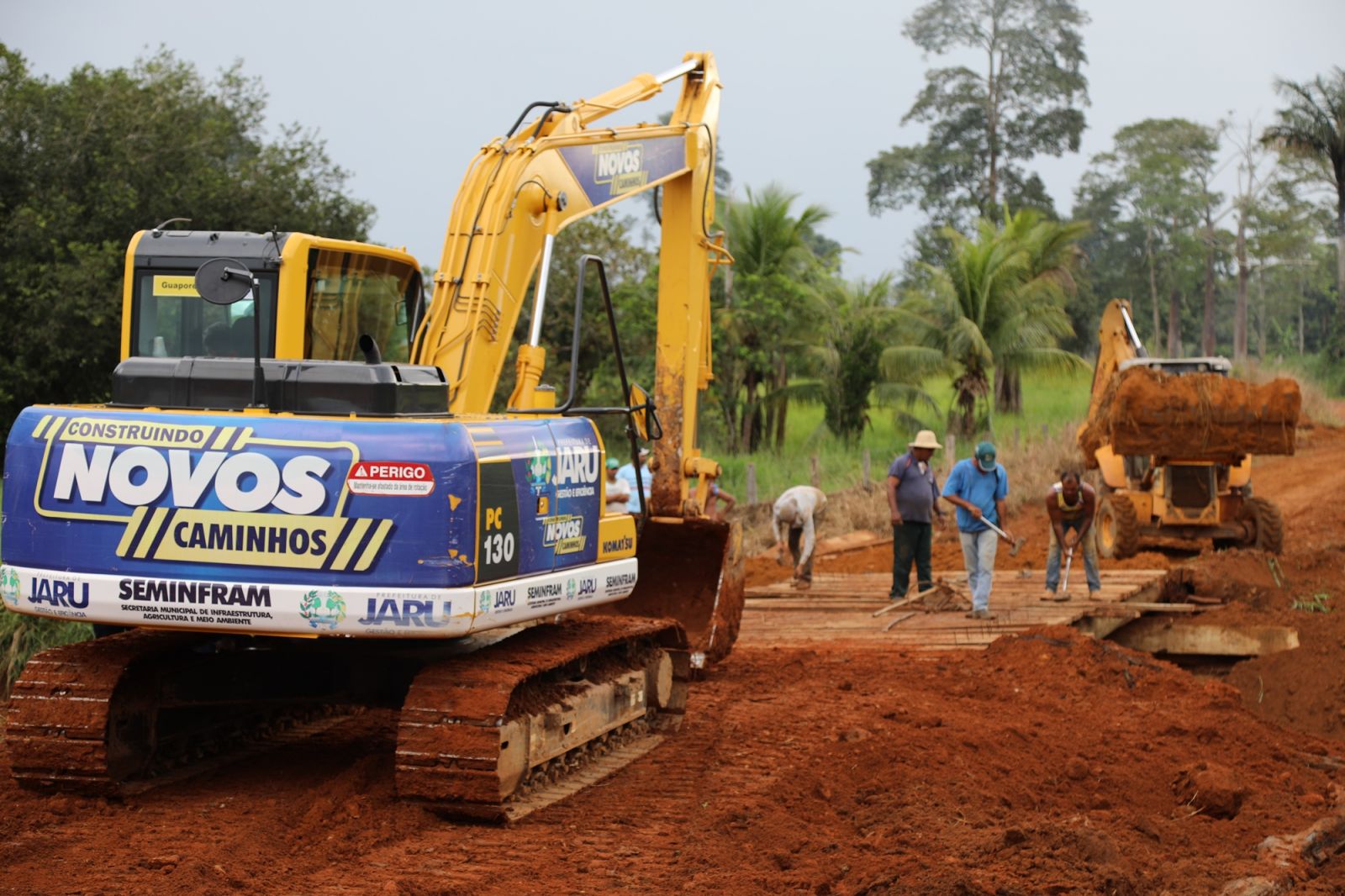 PREFEITO E VICE-PREFEITO ACOMPANHAM A RECUPERAÇÃO DA PONTE DA LINHA 617 EM JARU - News Rondônia
