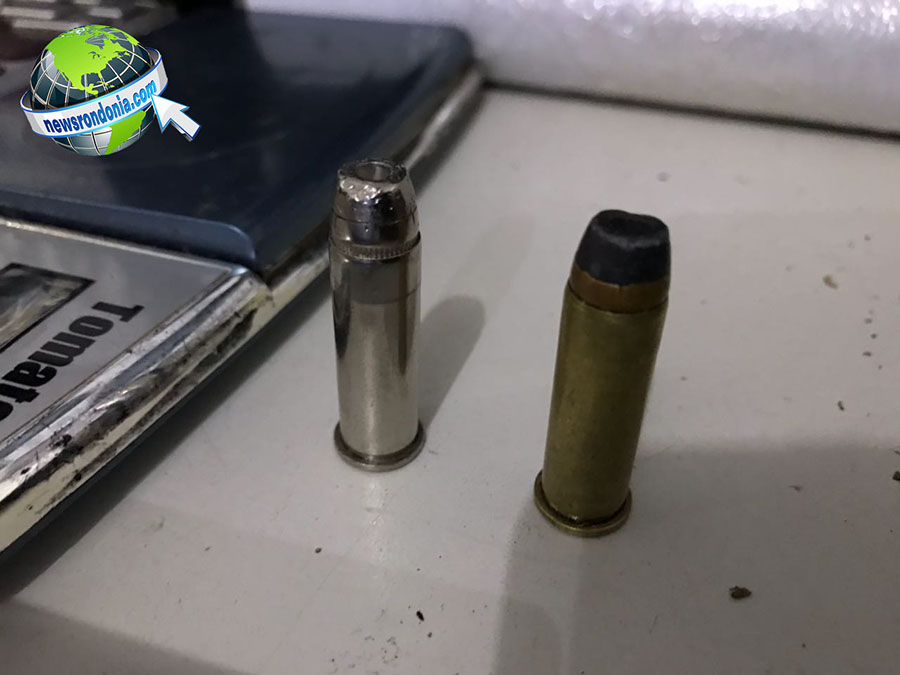 DENARC: SUSPEITOS ARMADOS FOGEM DEIXANDO 1,5 KG DE MACONHA, RÁDIO DA POLÍCIA E COLETE À PROVA DE BALAS (VÍDEO) - News Rondônia