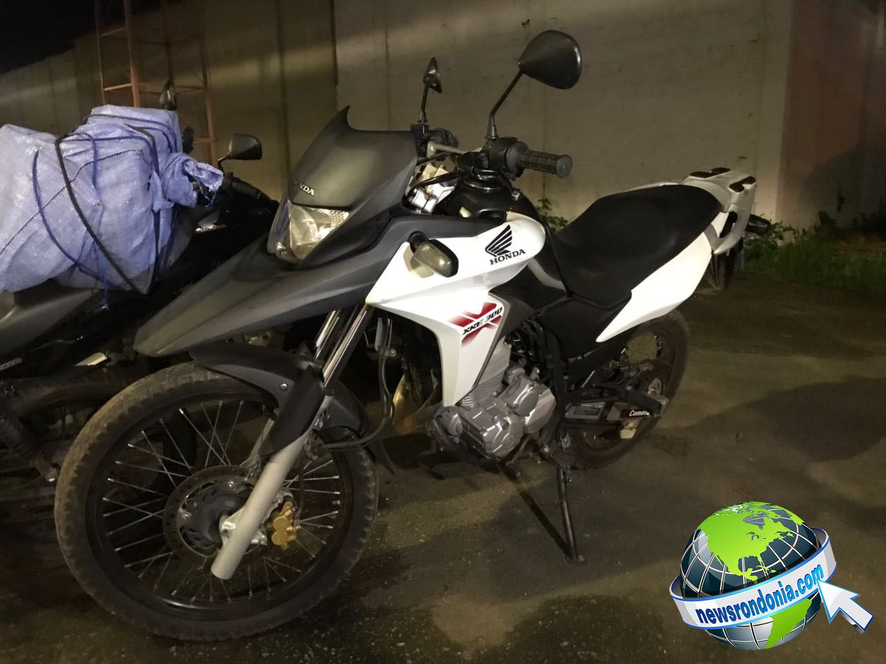 DENARC: SUSPEITOS ARMADOS FOGEM DEIXANDO 1,5 KG DE MACONHA, RÁDIO DA POLÍCIA E COLETE À PROVA DE BALAS (VÍDEO) - News Rondônia