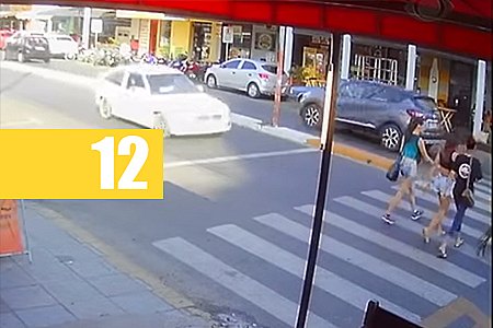 IDOSO DE 74 ANOS ATROPELA TRÊS JOVENS EM FAIXA DE PEDESTRE NO RS - VÍDEO - News Rondônia