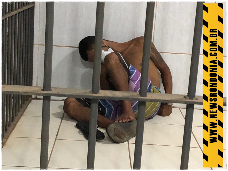 NA MOCHILA - Usuário de drogas é flagrado com arma no Cai N'Água - News Rondônia