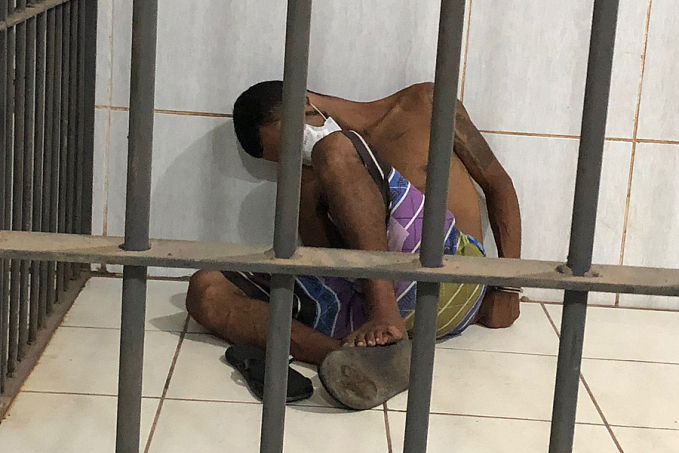 NA MOCHILA - Usuário de drogas é flagrado com arma no Cai N'Água - News Rondônia