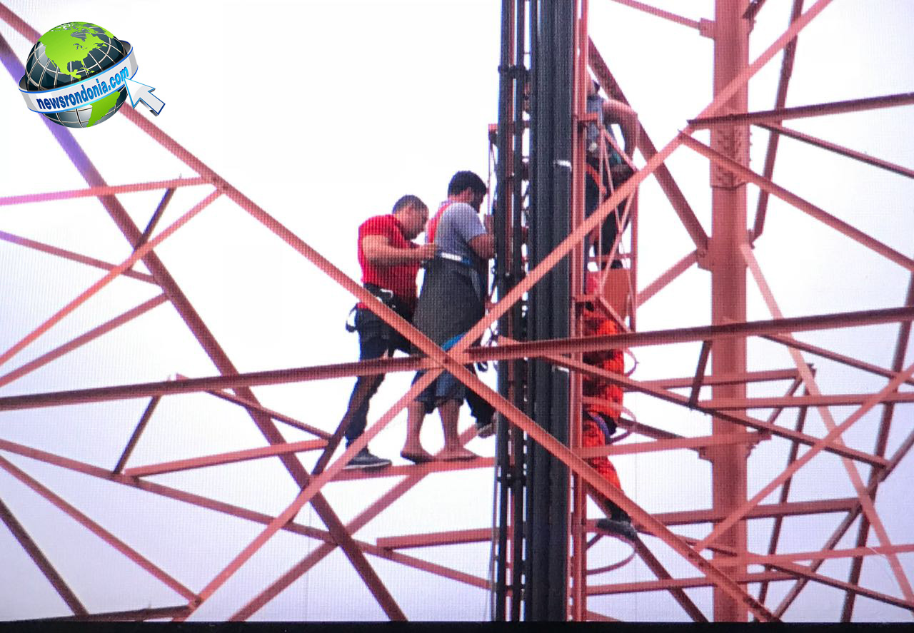 SE ENTREGOU: HOMEM QUE ESTAVA EM TORRE DE TV SE ENTREGA AOS NEGOCIADORES - News Rondônia