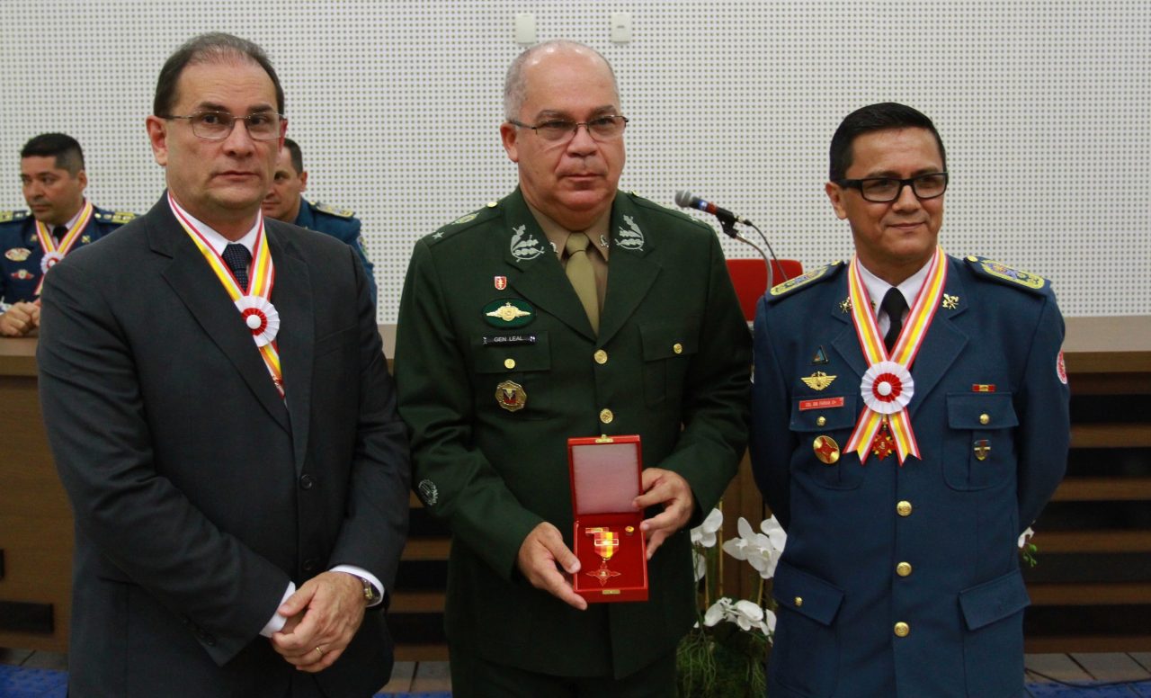 CORPO DE BOMBEIROS HOMENAGEIA CIVIS E MILITARES COM A COMENDA D. PEDRO II - News Rondônia