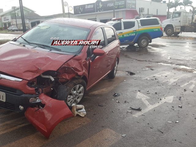 ROLIM DE MOURA : MOTORISTA É SOCORRIDO PELOS BOMBEIROS APÓS COLISÃO ENTRE DOIS CARROS NO CENTRO DA CIDADE - News Rondônia