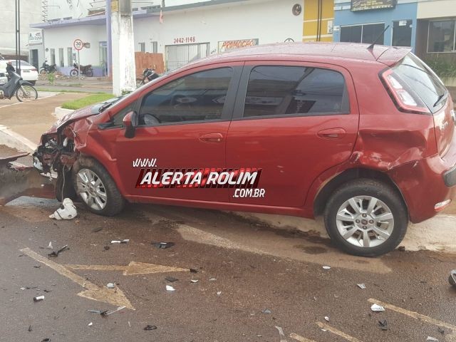 ROLIM DE MOURA : MOTORISTA É SOCORRIDO PELOS BOMBEIROS APÓS COLISÃO ENTRE DOIS CARROS NO CENTRO DA CIDADE - News Rondônia