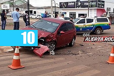 ROLIM DE MOURA : MOTORISTA É SOCORRIDO PELOS BOMBEIROS APÓS COLISÃO ENTRE DOIS CARROS NO CENTRO DA CIDADE - News Rondônia