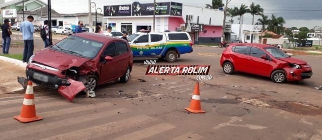 ROLIM DE MOURA : MOTORISTA É SOCORRIDO PELOS BOMBEIROS APÓS COLISÃO ENTRE DOIS CARROS NO CENTRO DA CIDADE - News Rondônia