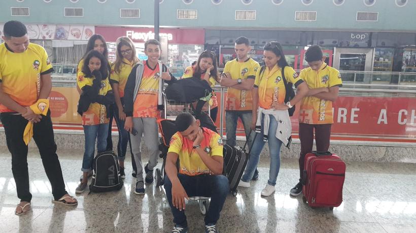 ADOLESCENTES TEM SONHO INTERROMPIDO AO CAIR EM GOLPE E PEDEM AJUDA PARA IR A EVENTO EM SP - News Rondônia