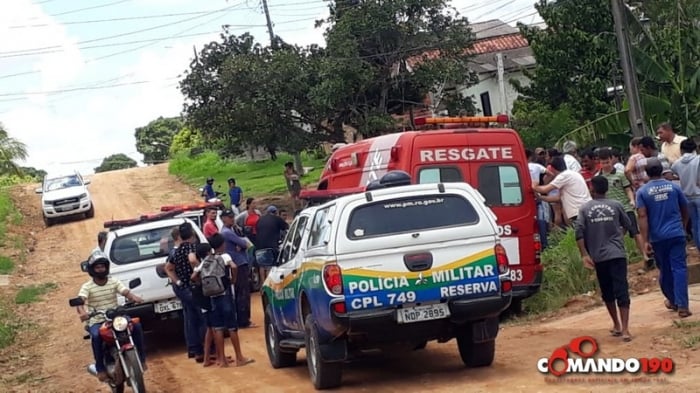 HOMEM TOTALMENTE ENFURECIDO MATA DESAFETO A FACADAS, FERE OUTRO E ACABA MORTO APÓS INVESTIR CONTRA POLICIAL - FOTOS - News Rondônia