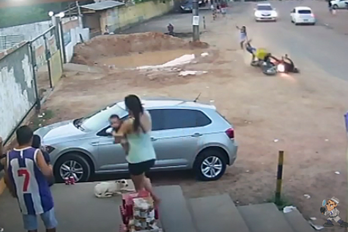 VÍDEO CHOCANTE - Em alta velocidade, motoqueiro atropela mulher na Estrada do Belmont - News Rondônia