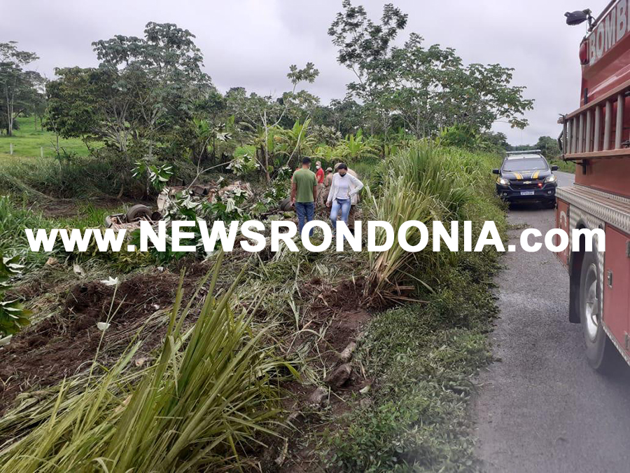 TRAGÉDIA: Motorista morre afogado após caminhão sair de pista e cair em açudes na BR 364 - FOTOS - News Rondônia