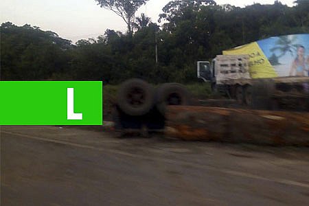 BARRA DE DIREÇÃO DE CAMINHÃO QUEBRA E TORAS DE MADEIRA APREENDIDAS PELA POLÍCIA CAEM NA BR-364 - News Rondônia