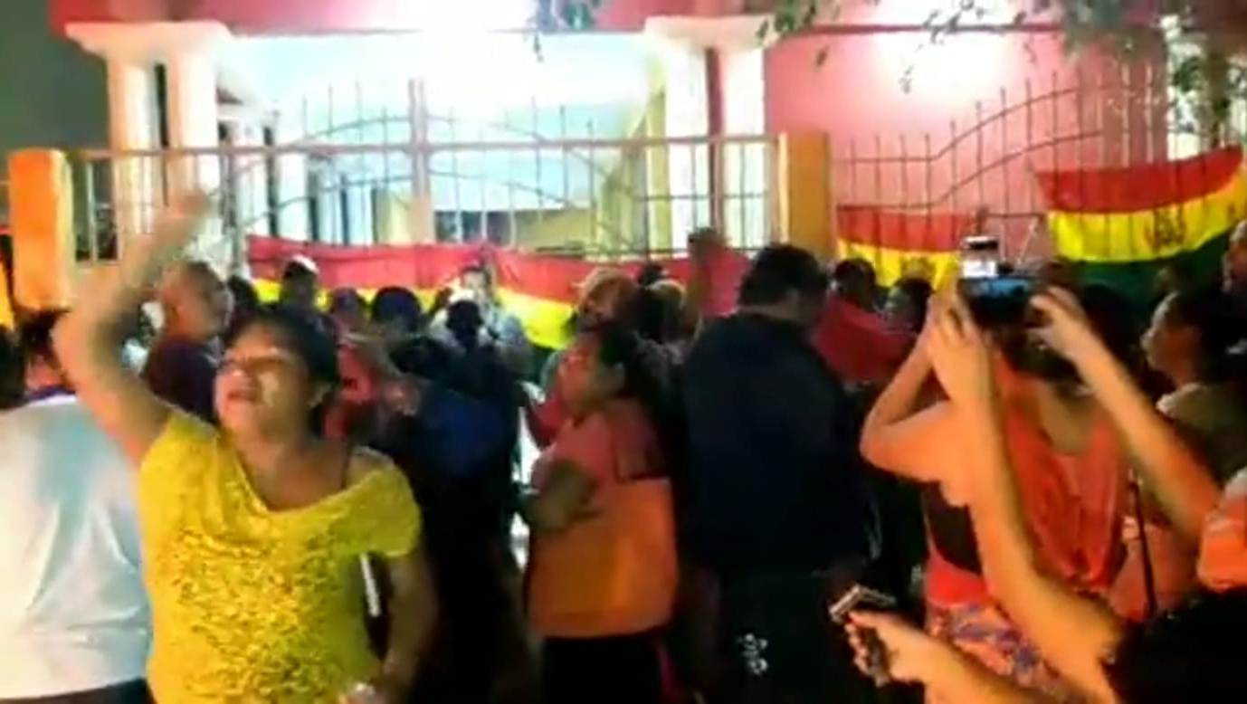EM COBIJA, PROTESTOS DEIXAM RASTRO DE DESTRUIÇÃO APÓS TRIBUNAL ELEITORAL APONTAR VITÓRIA DE EVO MORALES - News Rondônia