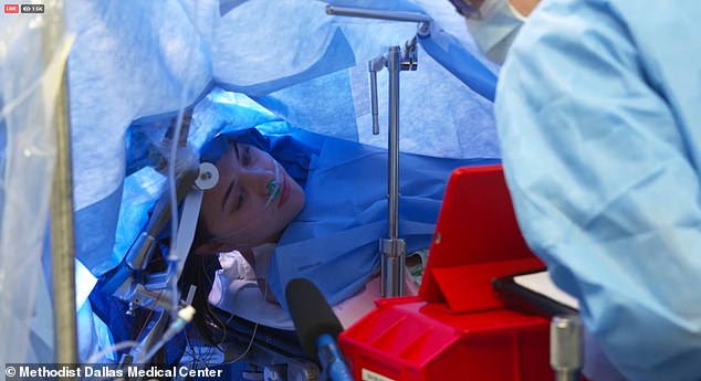 JOVEM PASSA POR CIRURGIA CEREBRAL ACORDADA E FAZ LIVE DA OPERAÇÃO - News Rondônia