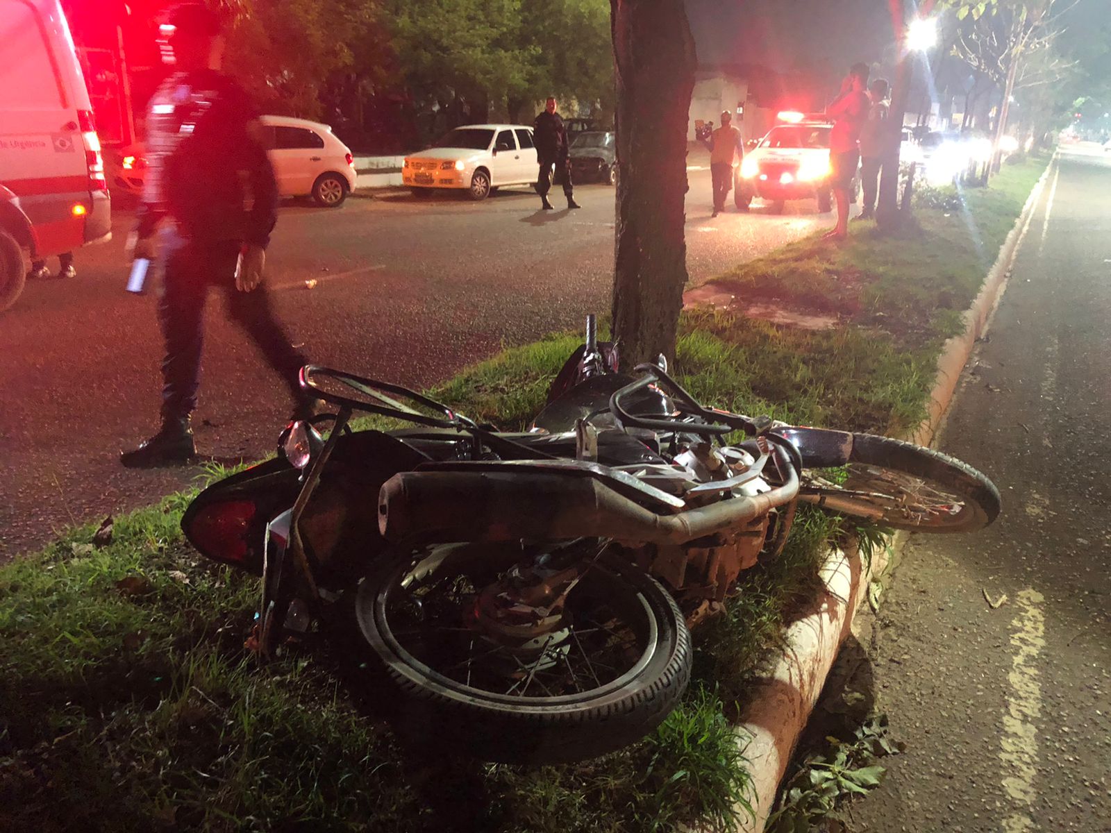 ACIDENTE - Casal é socorrido após colisão entre carro e moto - News Rondônia