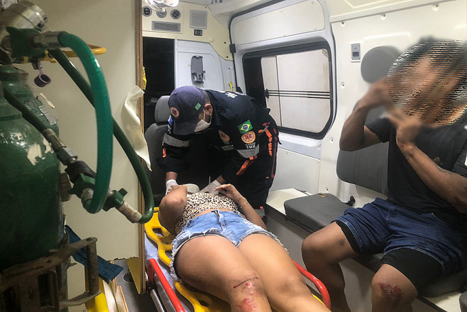 ACIDENTE - Casal é socorrido após colisão entre carro e moto - News Rondônia