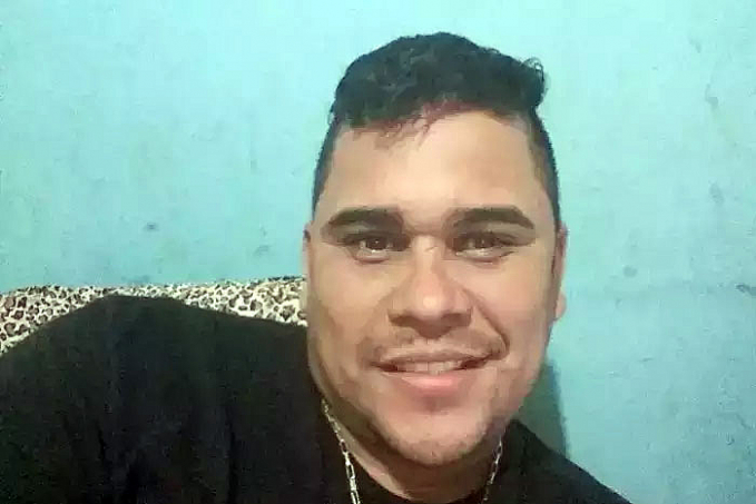 FUZILADO - Homem é executado com mais de 60 tiros de fuzil na porta de casa - News Rondônia