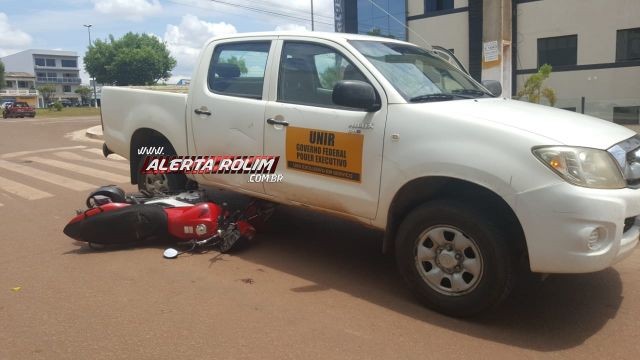 ROLIM DE MOURA - HOMEM FICA FERIDO APÓS SE ENVOLVER EM ACIDENTE DE TRÂNSITO ENTRE MOTO E CAMIONETE - News Rondônia