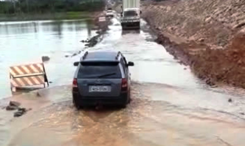 ÁGUA COBRE TRECHO DA BR-364 EM RONDÔNIA E AMEAÇA ISOLAR O ACRE POR TERRA (VÍDEO) - News Rondônia