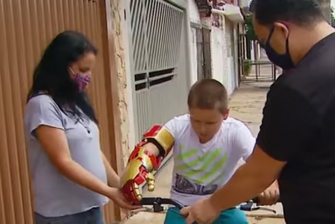 Menino de 9 anos ganha prótese de braço inspirada no Homem de Ferro - News Rondônia