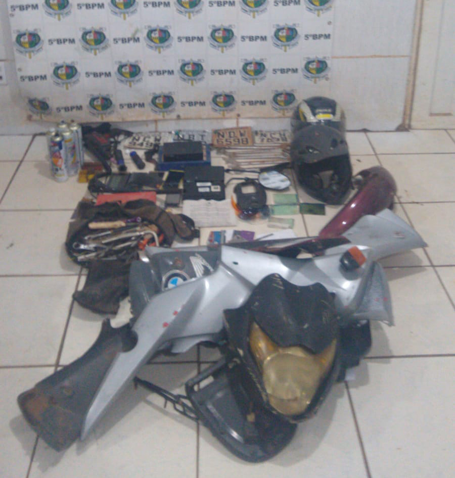 POLICIA PRENDE TRÊS SUSPEITOS E RECUPERA CINCO MOTOCICLETAS EM DESMANCHE DE VEÍCULOS ROUBADOS - News Rondônia