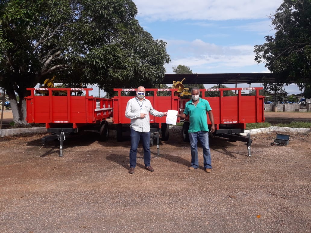 GOVERNO ENTREGA CARRETAS AGRÍCOLAS E GRADES ARADORAS PARA TRÊS MUNICÍPIOS DE RONDÔNIA - News Rondônia