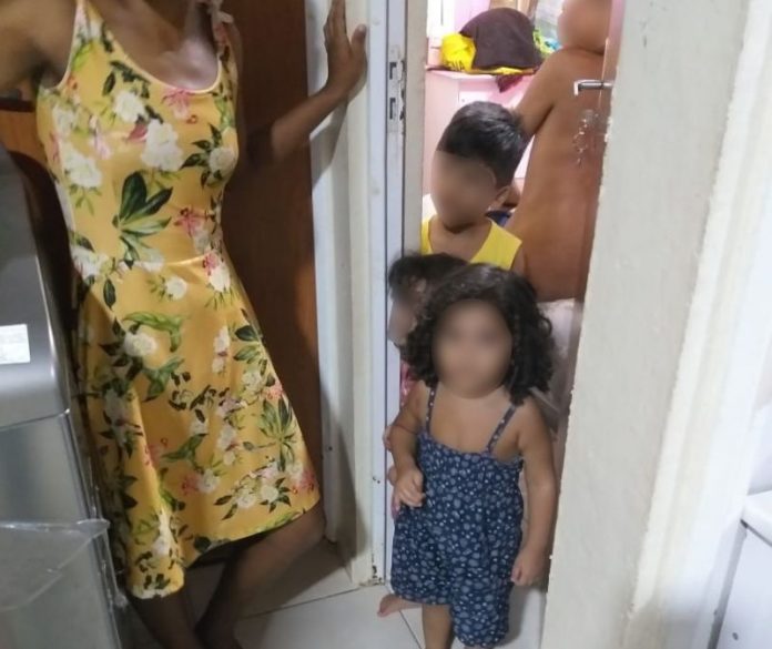 IRRESPONSABILIDADE: MÃE ABANDONA SEIS MENORES PARA FUGIR COM NAMORADA, CRIANÇAS ESTAVAM COM FOME, CHORANDO E SUJAS - News Rondônia