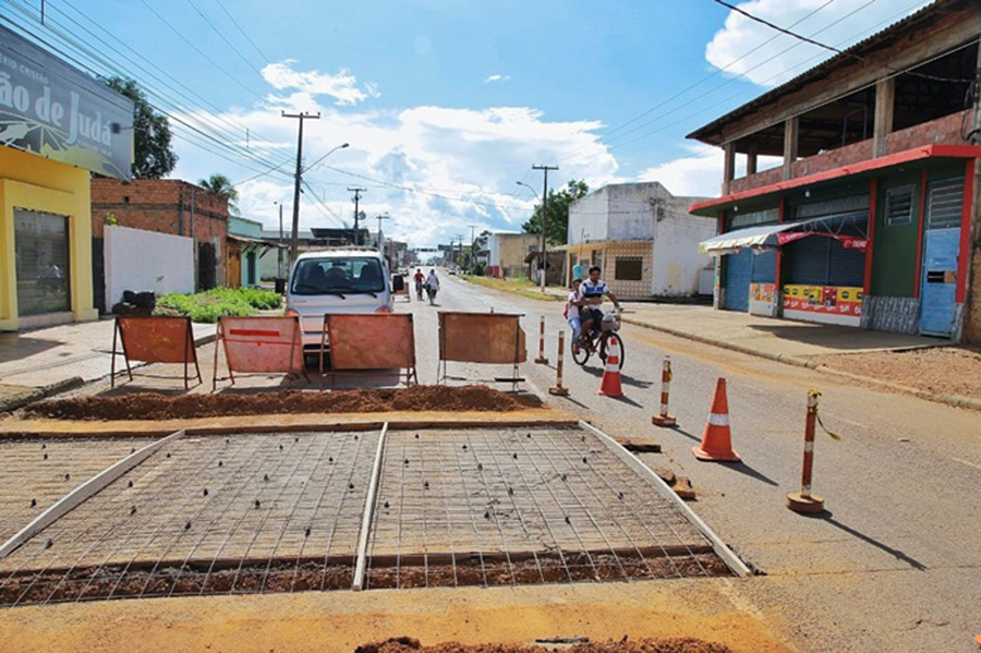 PREFEITURA DE PORTO VELHO INSTALA REDUTORES DE VELOCIDADE NA AMAZONAS COM ANANIAS FERREIRA - News Rondônia