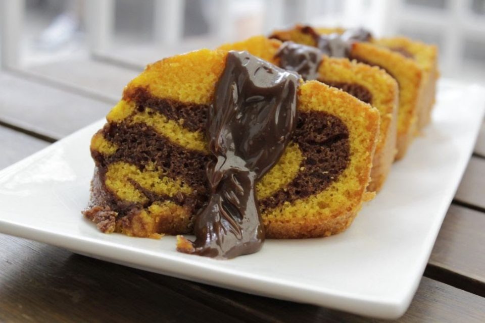 APRENDA A FAZER O BOLO DE CENOURA COM CALDA DE CHOCOLATE - News Rondônia