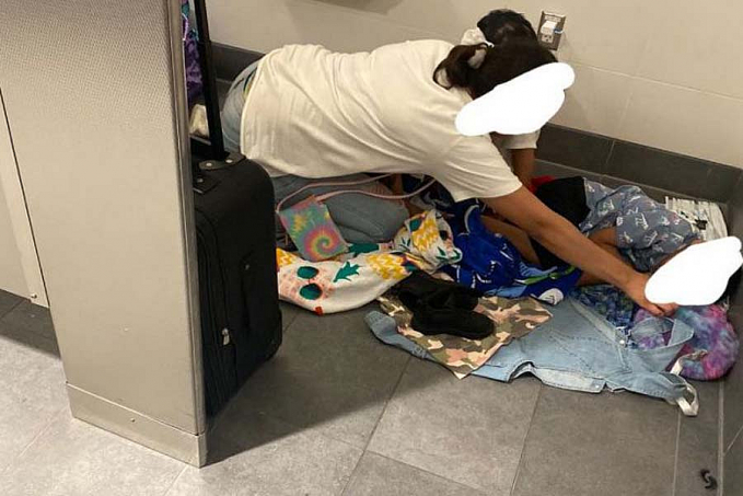 Mulher paga hotel para mãe que dormia com filho no chão do aeroporto - News Rondônia