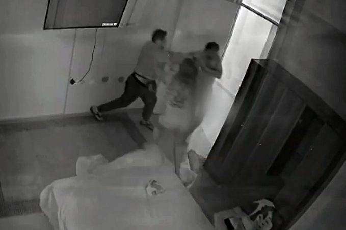 CENAS CHOCANTES - Em vídeo, homem flagra mulher na própria cama com amante e desfere 30 facadas - News Rondônia