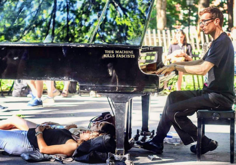 MÚSICO PÕE PÚBLICO EMBAIXO DO PIANO E LEVA OUVINTES ÀS LÁGRIMAS, ASSISTA! - News Rondônia