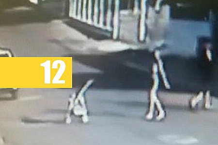 MÃE EMPURRA CARRINHO DE BEBÊ CONTRA CALÇADA COM A PRÓPRIA FILHA DENTRO-VÍDEO - News Rondônia