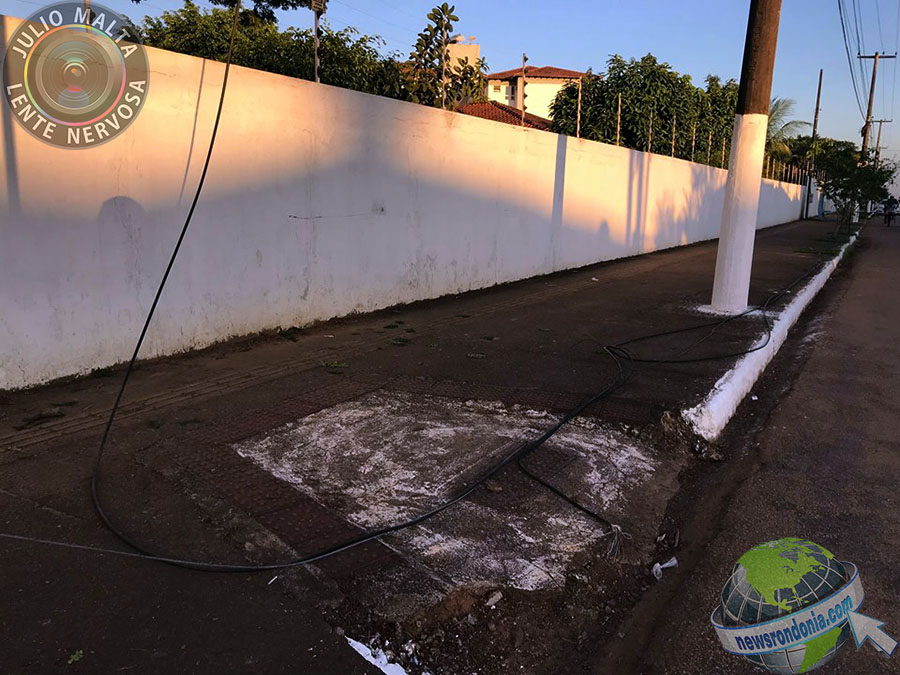 CARRETEIRO LEVANDO TRATORES FOGE APÓS ARRASTAR FIOS E QUEBRAR POSTE NA AVENIDA FARQUAR - News Rondônia