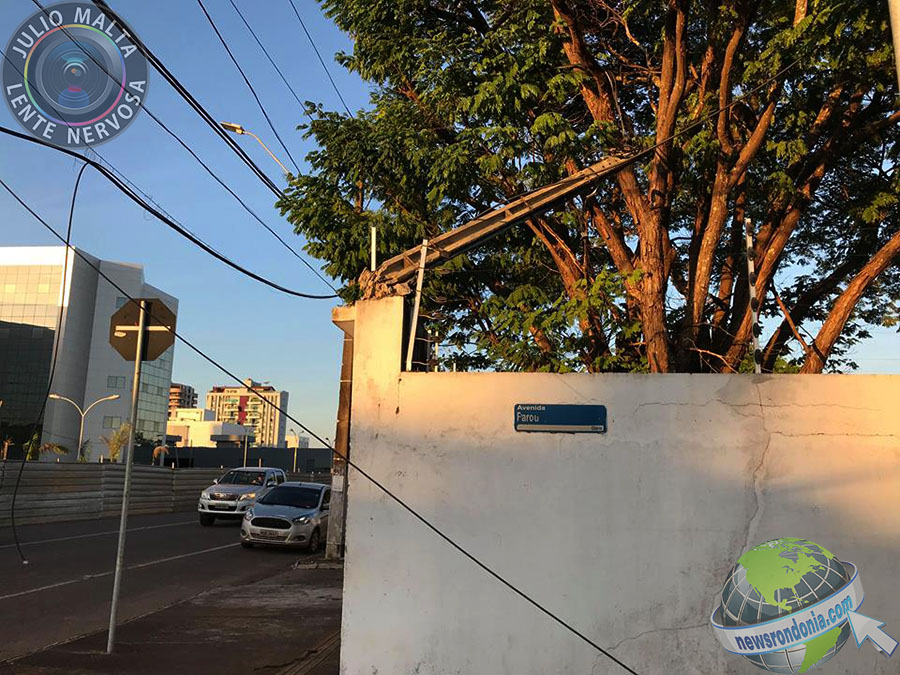 CARRETEIRO LEVANDO TRATORES FOGE APÓS ARRASTAR FIOS E QUEBRAR POSTE NA AVENIDA FARQUAR - News Rondônia