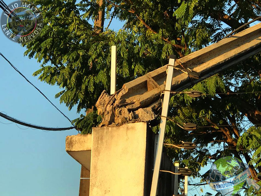 CARRETEIRO LEVANDO TRATORES FOGE APÓS ARRASTAR FIOS E QUEBRAR POSTE NA AVENIDA FARQUAR - News Rondônia