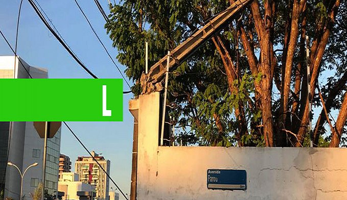 CARRETEIRO LEVANDO TRATORES FOGE APÓS ARRASTAR FIOS E QUEBRAR POSTE NA AVENIDA FARQUAR - News Rondônia
